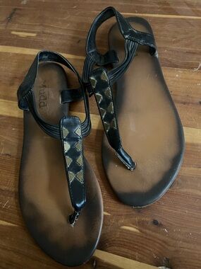 Mudd Black and Brown T-Strap Sandals